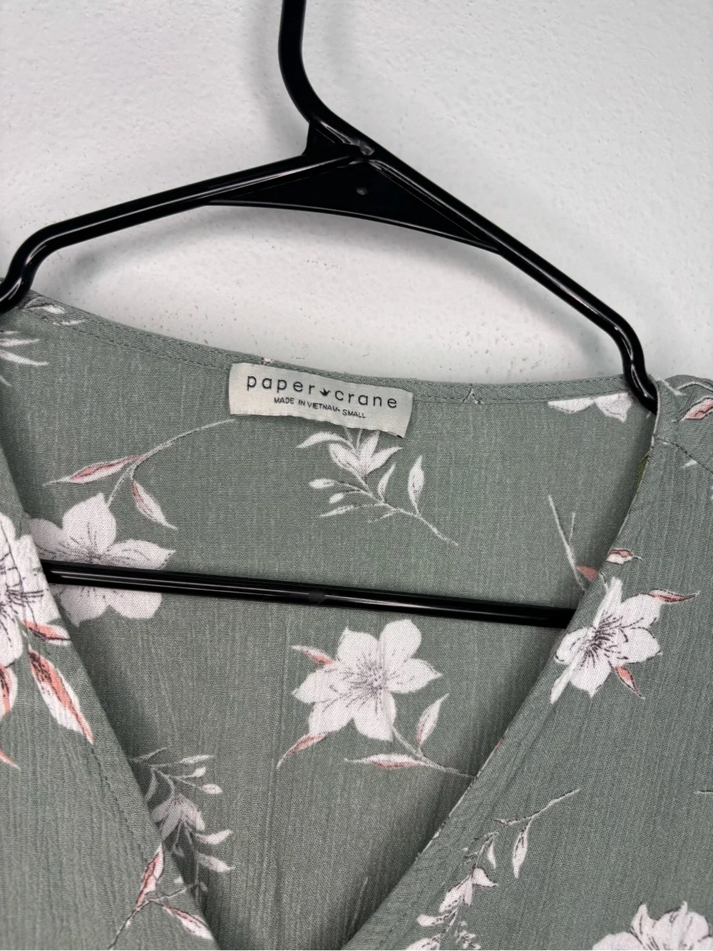 PAPER CRANE FLORAL PRINTED SAGE GREEN SINCHED BLOUSE SZ SMALL